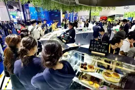 从“只能看”到“同步买”！“舌尖进博”第六年，展品大军成为了中国食客饮食生活的一部分 | 进博多巴胺·不一样的进博②图片