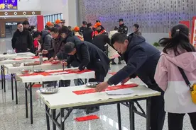 四川自贡：书法家高铁站送春联 旅客带着祝福归乡图片