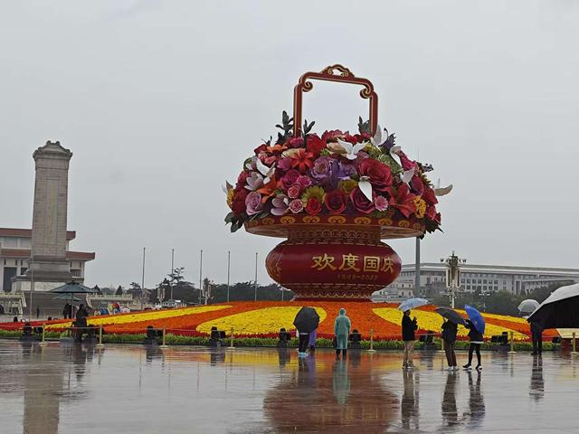 京城秋雨歇又至，游客热情不减