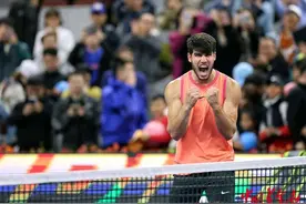 阿尔卡拉斯登顶中网 三盘苦战赢卫冕冠军辛纳图片