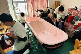 温暖到家！上门助浴服务让老人“洗”迎新春图片