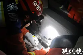 8岁女童手指被汽车座椅夹断，消防员破拆搜寻断指图片