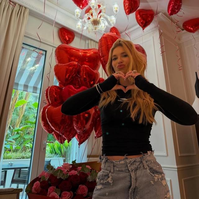 劈腿风波被原谅！维尼修斯社媒晒出与模特女友甜蜜合照：V❤️V