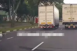 惊险！新加坡摩托骑士撞车，后座幼童险遭碾压图片