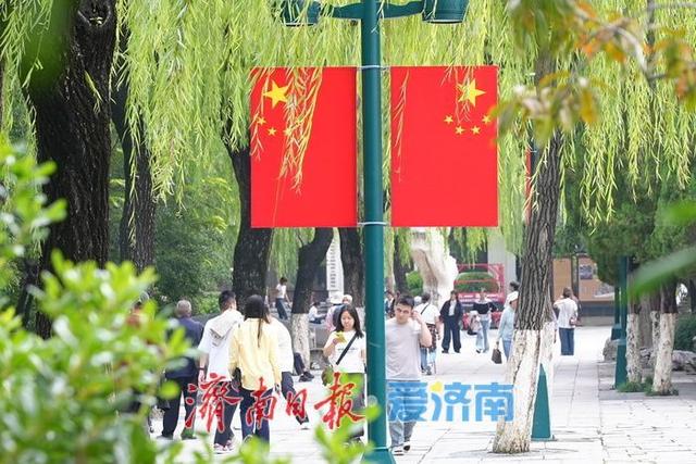 氛围感满满 国庆中秋临近济南多景点飘起“中国红”