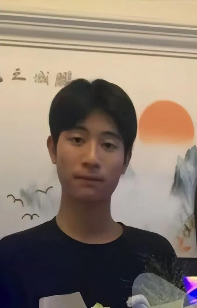 四川宜宾17岁职校学生与同学云南边境失联，同学在微信群里称“快救救我”