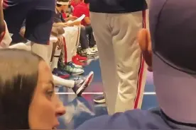 聊啥这么高兴？美媒晒库里詹姆斯昨日场边互动满脸笑容的视频图片