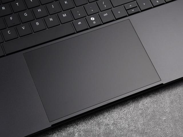 上手体验雷蛇灵刃18 2025：18英寸超薄游戏本天花板