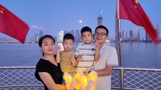 两江游览游船上共度中秋佳节