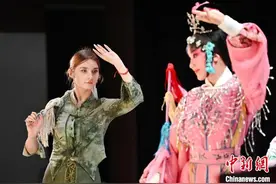 外籍人士身临其境赏川剧 赞川渝协同立法护传承图片