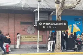 火了！上海一超市突然挤满韩国人，拖拉杆箱疯狂扫货，还对这一幕大呼惊奇图片