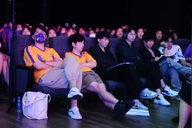 卸任主教练后留队，久哲要与队伍共迎季后赛挑战图片