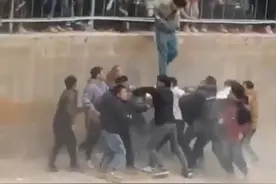 云南一斗牛赛场多人打架斗殴，有伤者被抬走！当地：活动非官方组织，警方已介入图片