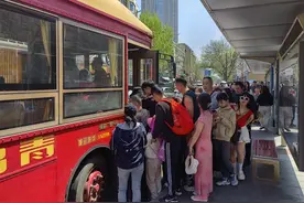 快来乘坐！复古铛铛车开通沿海观光新线路图片