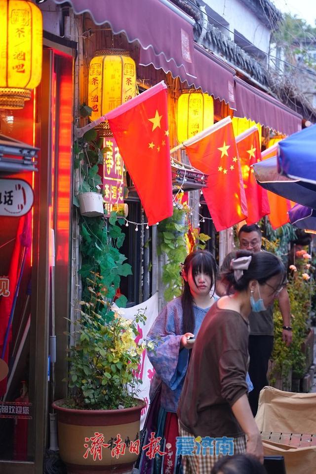 国庆首日，曲水亭街夜色璀璨醉游人