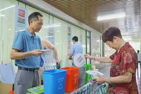 “广州城管开放体验日”走进海珠，现场开展多项垃圾分类志愿服务图片