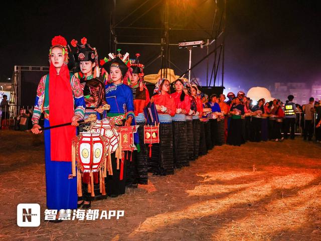 在稻田里看烟花！泉州惠安稻田艺术季首日吸引客流超10万人次