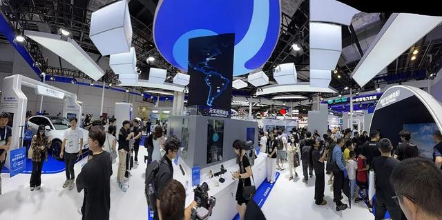 人工智能大会彻底引爆，展区水泄不通，门票炒到2000多，暴走3万步带来最全看点
