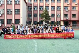 羽毛球进校园 用公益传播羽毛球的种子图片