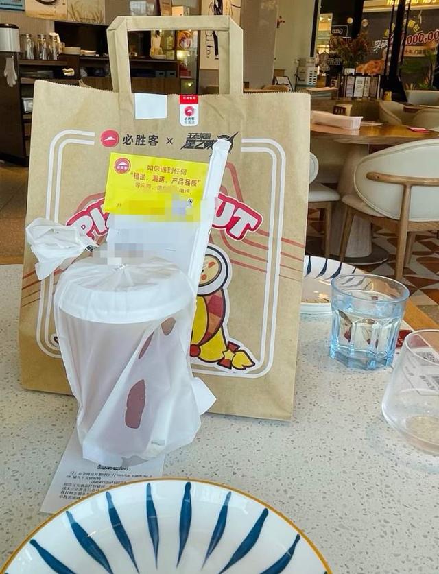 想要堂食却发现外卖便宜一半？他们抱着外卖餐盒店里吃！商家“欲哭无泪”，有的干脆下禁令