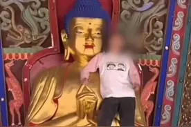 山西应县一女游客爬上佛像大喊大叫！当地称劝阻无效后已报警图片