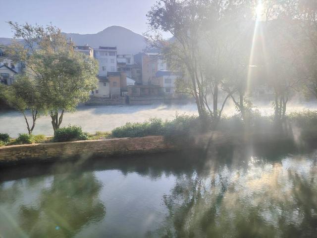 牛栏江德泽段：初冬江雾裹青寒