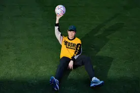 林俊杰在济南开巡演，晒了奥体踢球照！足球和演唱会这次没撞车图片