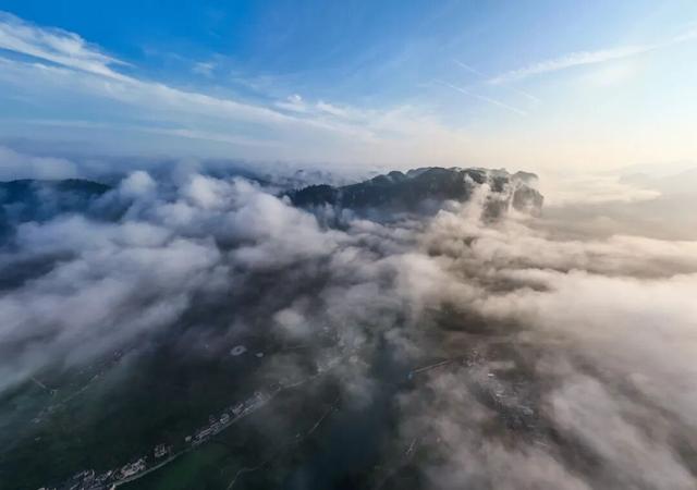 大关：鸭池河畔红旗展