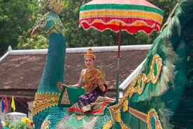 老挝琅勃拉邦庆祝泼水节图片