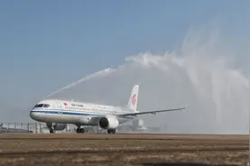 国航C919国产大飞机身披五星红旗首次亮相澳门图片