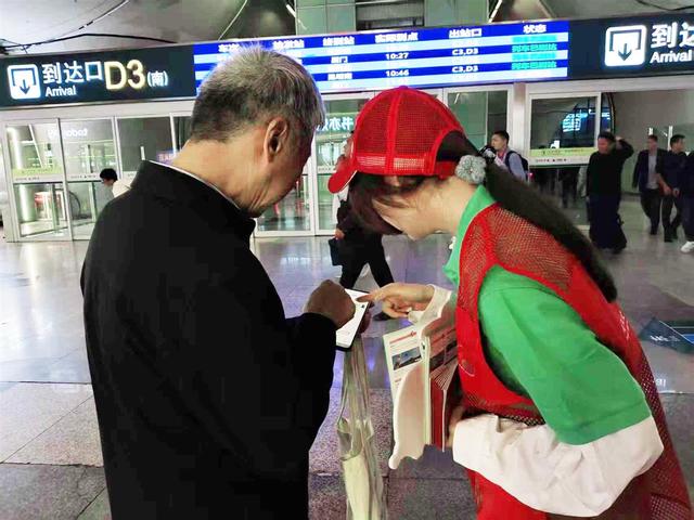 让游客从“路过”到“爱上”！“红马甲”点亮武汉秋日