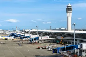 日本航空自卫队一运输机在名古屋机场紧急着陆图片