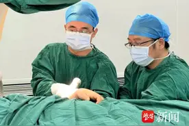 80岁老太摔骨折，手术次日能行走图片