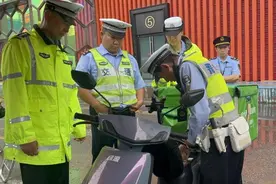 北京石景山交警查获5辆非法改装电动车 均为外卖行业图片