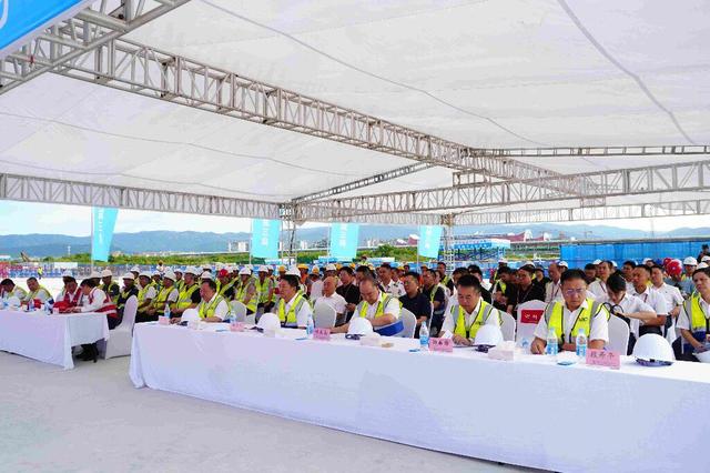 西双版纳机场四期改扩建项目停车楼主体结构顺利封顶