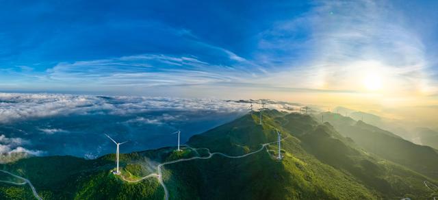盘州老黑山：云海翻涌，美得不像在人间