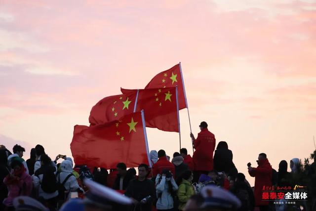 日出泰山，满山尽是中国红！今天，我们在泰安，祝福伟大祖国：繁荣昌盛、国泰民安！