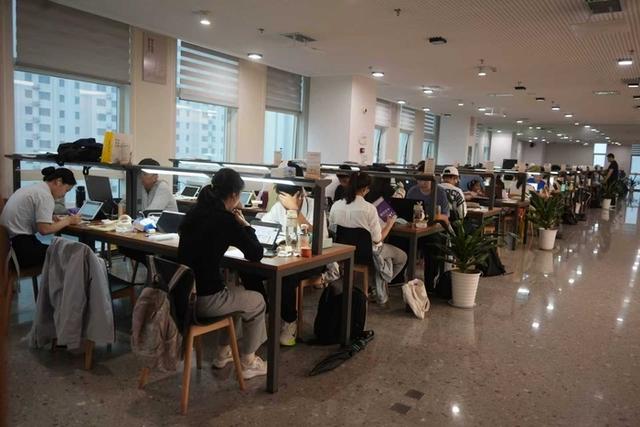 国庆阴雨催热“书香打卡”，济南这处图书馆成市民好去处