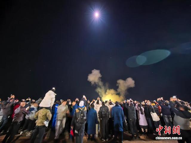 神舟二十一号升空 航天迷现场见证“宇宙级浪漫”