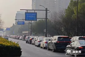 太忙了！新年开工第一天，杭州新车上牌队伍排得看不到头图片
