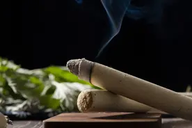 三伏天艾灸正当时，提醒：艾灸也要注意防火图片