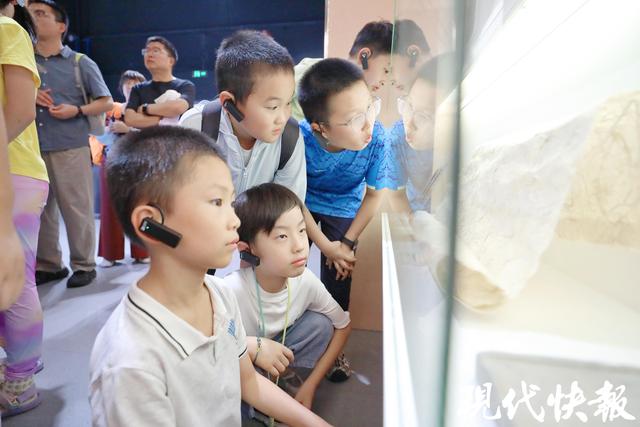 邂逅AI毕昇，对话“江苏工匠”！现代+小记者开启“探索一本书的诞生”研学之旅