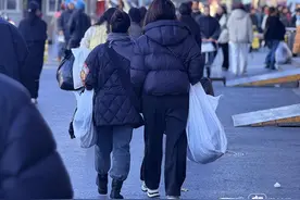 要带皮尺！四季青年终甩卖多火热？有人拉行李箱扫货，店员没空吃饭图片