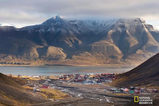 地球两端的“镜像之城”：一座最北一座最南，惊人相似