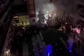 全校师生高唱《海阔天空》“喊楼”是青春最顶级的浪漫图片