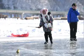 首届松花江滑冰马拉松｜一起嗨玩这些冰雪趣味赛事①  你还记得儿时的游戏——抽冰猴吗？图片