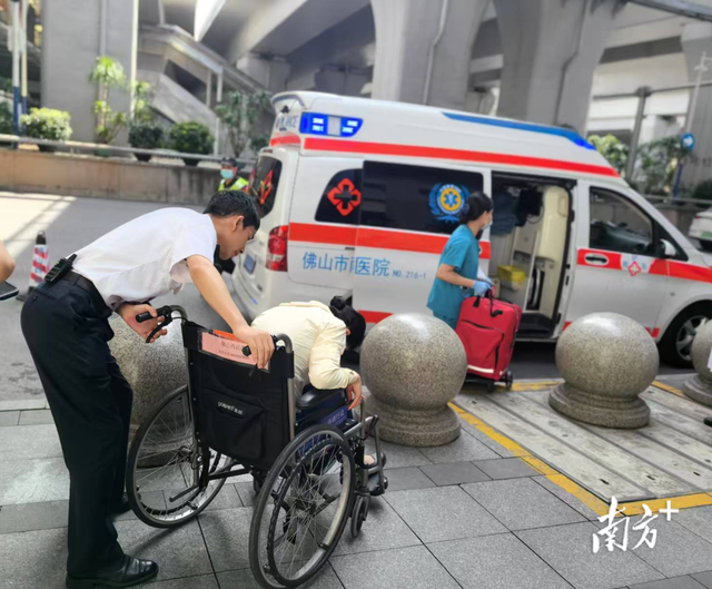 列车临停3分钟 紧急救助患病旅客