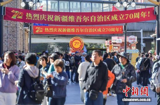 乌鲁木齐“盛装”迎接新疆维吾尔自治区成立70周年
