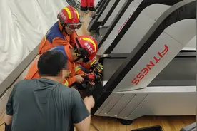 儿童右手卡在跑步机履带下，北京大兴消防紧急救助图片