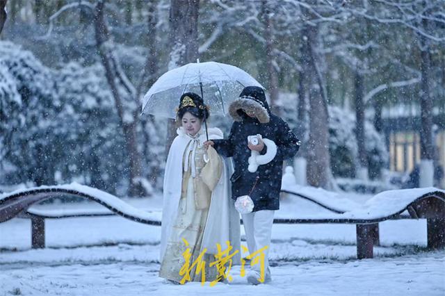 雪落明湖醉游人